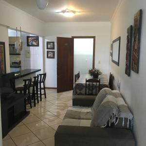 sala de estar con sofá y mesa en Apartamento a Beira Mar, en Meia Praia