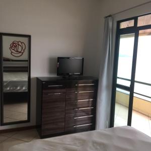 Μια τηλεόραση ή/και κέντρο ψυχαγωγίας στο Apartamento a Beira Mar