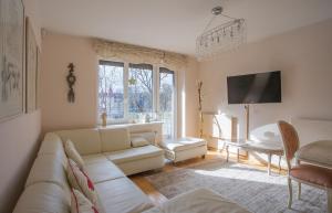 uma sala de estar com um sofá e uma mesa em Vilnius avenue apartments em Druskininkai