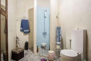 łazienka z toaletą i ręcznikiem na ścianie w obiekcie Traditional Village House w mieście Thrapsanón