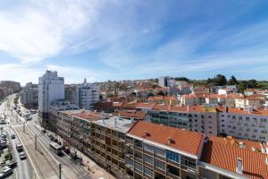 アルマダにあるCacilhas Amazing view of Lisbon close to beach Caparicaの建物と通りの景色を望む