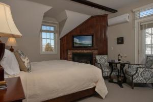 Un pat sau paturi într-o cameră la Liberty Hill Inn