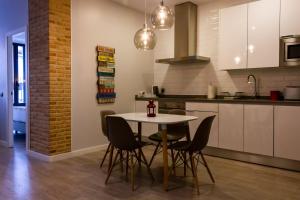 Kuchnia lub aneks kuchenny w obiekcie Arenal Suites Puerta del Sol