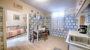 Kuchyň nebo kuchyňský kout v ubytování Feakia apartment 2