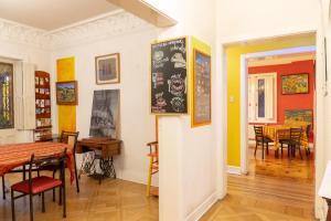 Um restaurante ou outro lugar para comer em Hostal Rio Amazonas