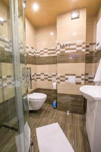 y baño con aseo, lavabo y ducha. en Апартамент Радост Сандански, en Sandanski