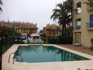 Bazén v ubytovaní Apartamento con piscina ,playa con vistas panorámicas en la Marina de Sotogrande alebo v jeho blízkosti