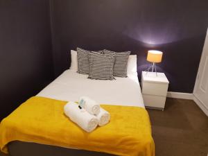 Ένα ή περισσότερα κρεβάτια σε δωμάτιο στο Modern Broughton Apartment - Walk to City Centre and St James Quarter