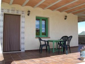 een groene tafel en stoelen op een patio bij Casa Trotamundos in Moratalla