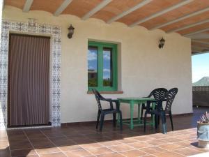 una mesa verde y sillas en un patio en Casa Trotamundos, en Moratalla