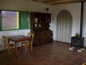 a dining room with a table and a stove at Casa Trotamundos in Moratalla