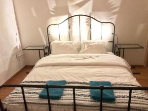 En eller flere senge i et værelse på Komi Lofou House by TrulyCyprus