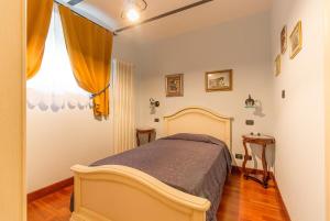 sypialnia z łóżkiem i oknem w obiekcie Tenuta Pian D'Attesio - Agriturismo w mieście Castelletto Soprano +37 zdjęć