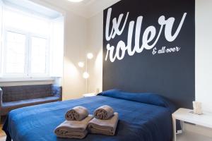リスボンにあるLxRoller Premium Guesthouseのベッドルーム1室(タオル付)