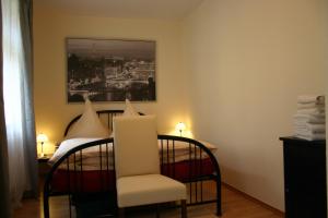 a hotel room with a chair and a picture on the wall at Apartment am Rathaus Potsdam-Babelsberg in Potsdam