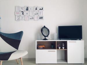 A television and/or entertainment centre at Heidi's Apartment