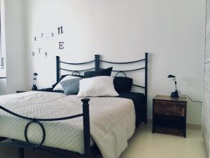A bed or beds in a room at Heidi's Apartment