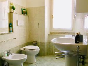 A bathroom at Heidi's Apartment