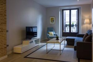 TV a/nebo společenská místnost v ubytování Arenal Suites Puerta del Sol + 28 fotografií