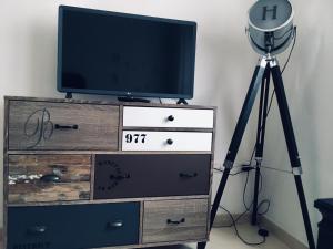 A television and/or entertainment centre at Heidi's Apartment