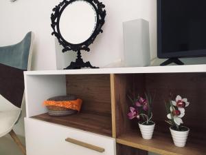 A television and/or entertainment centre at Heidi's Apartment