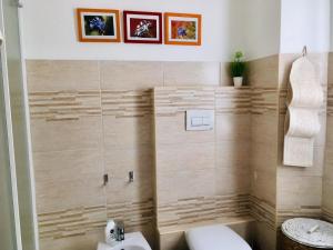 A bathroom at Heidi's Apartment