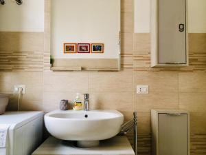 A bathroom at Heidi's Apartment