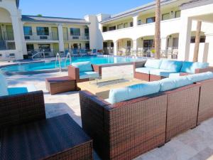 un complexe avec une piscine dotée d'un mobilier en osier dans l'établissement The Ponce St. Augustine Hotel, à Saint Augustine