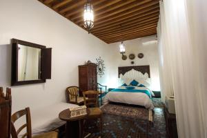 Postel nebo postele na pokoji v ubytování Riad 53 Fes - Luxury Oasis