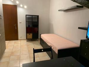 een kleine kamer met 2 bedden en een tafel bij Nizza 93 in Turijn