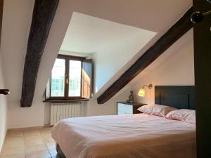 een slaapkamer met een bed en een raam bij Nizza 93 in Turijn
