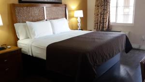 Ein Bett oder Betten in einem Zimmer der Unterkunft American Regency Inn