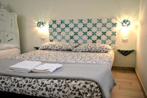 una camera da letto con un letto con due cuscini sopra di Forentum Suite a Lavello