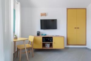 TV i/ili multimedijalni sistem u objektu Avatar Suites