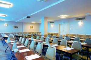 a classroom with tables and chairs in a room at Garden Court Nelson Mandela Boulevard in Cape Town +66 photos