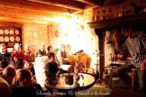 un grupo de personas sentadas en una sala de estar en Le Relais du Vermont, en Baffie
