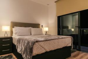 1 dormitorio con 1 cama con 2 lámparas y 1 silla en A&M House II Luxury Holidays Home, en Arco da Calheta 19 fotos más