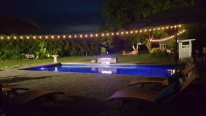 einen Hinterhof mit einem Pool in der Nacht mit Lichtern in der Unterkunft Mansion Farm Inn in Milton