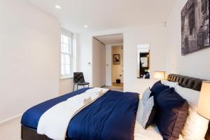 Een bed of bedden in een kamer bij ARCORE Premium Apartments Oxford Street Area