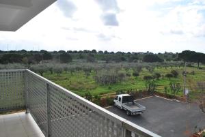 ein LKW parkt auf einem Parkplatz auf einem Balkon in der Unterkunft Althea Palace Hotel in Castelvetrano Selinunte