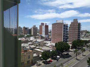 uma vista para a cidade com edifícios altos em La Nenena em Rosário