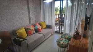 salon z kanapą i kolorowymi poduszkami w obiekcie Muro Alto Malawi Beach Dream w mieście Porto de Galinhas