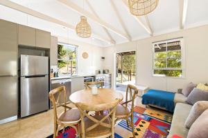 eine Küche und ein Wohnzimmer mit einem Tisch und Stühlen in der Unterkunft Hollow Tree Farm in Toowoomba