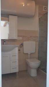 A bathroom at GARDAWORLD