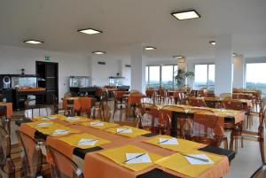 Reštaurácia alebo iné gastronomické zariadenie v ubytovaní Althea Palace Hotel