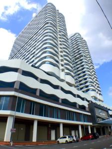 Un gran edificio con coches aparcados delante. en Mykey The Wave A-17-15 Melaka City, en Melaka