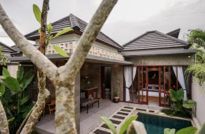 eine Villa mit Swimmingpool und ein Haus in der Unterkunft La Isla Villas Bali in Canggu