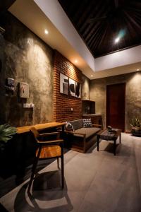 ein Zimmer mit einem Bett, einer Couch und einem Tisch in der Unterkunft La Isla Villas Bali in Canggu