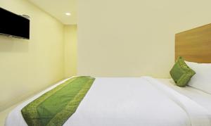 Letto o letti in una camera di Itsy Hotels Jansi Residency