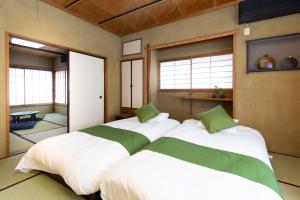 Tempat tidur dalam kamar di Kagurazaka Retro BAR & HOTEL